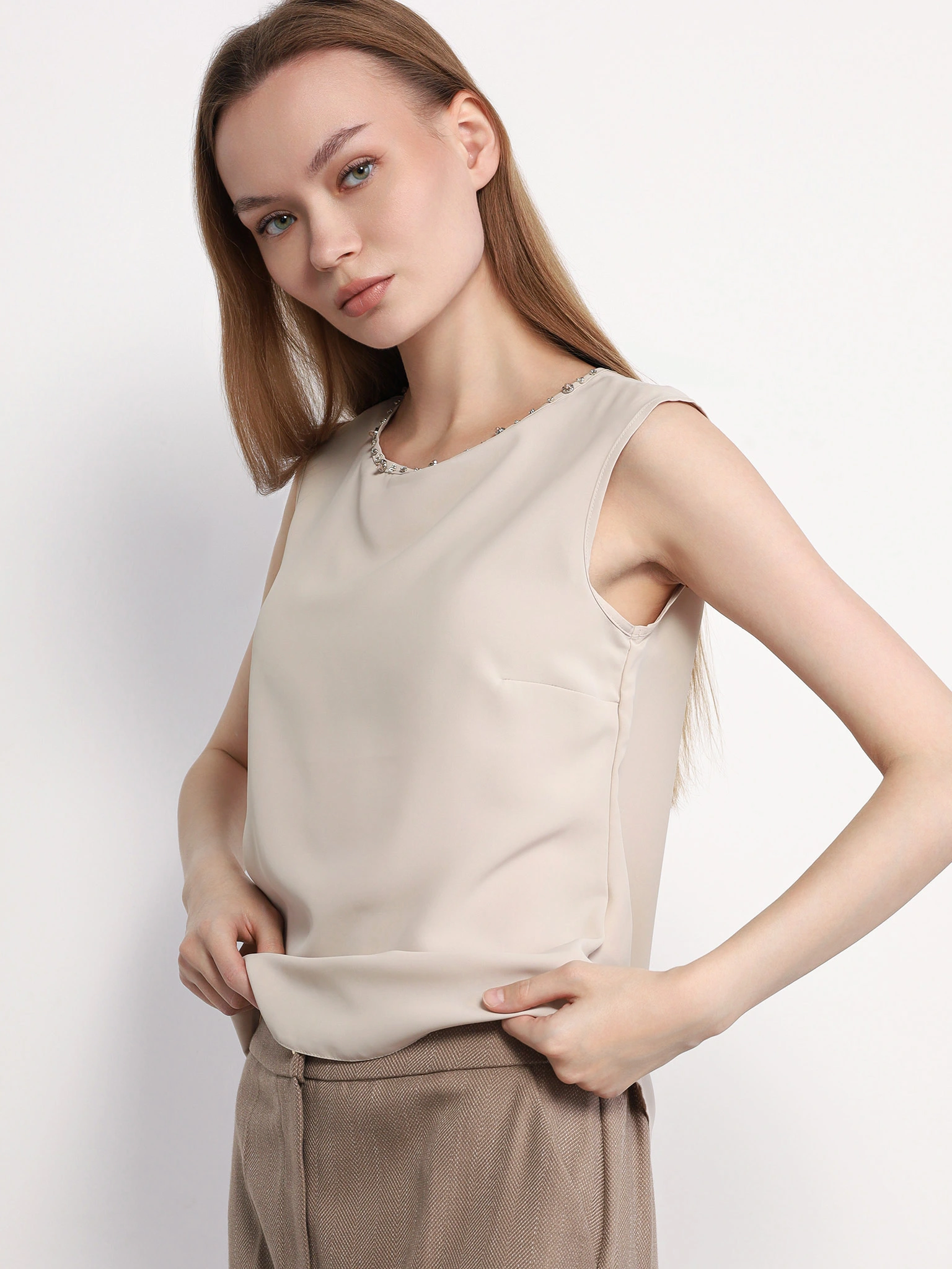 Блуза светло-бежевого цвета с цепочкой-мониль